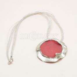 Collar de bronce con pátina roja