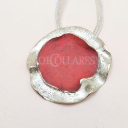 Collar de bronce con pátina roja