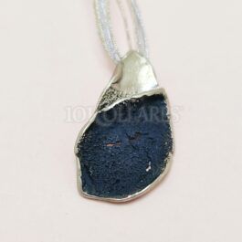 Collar de bronce con pátina negra