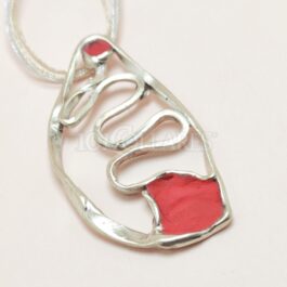 Collar de bronce con pátina roja