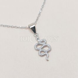 Collar en plata rodiada con símbolo de serpiente