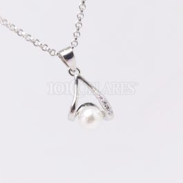 Collar en plata rodiada y colgante con perla Shell y circonitas