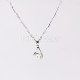 Collar en plata rodiada y colgante con perla Shell y circonitas