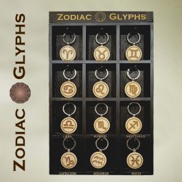 Llaveros de madera con símbolos zodiacales